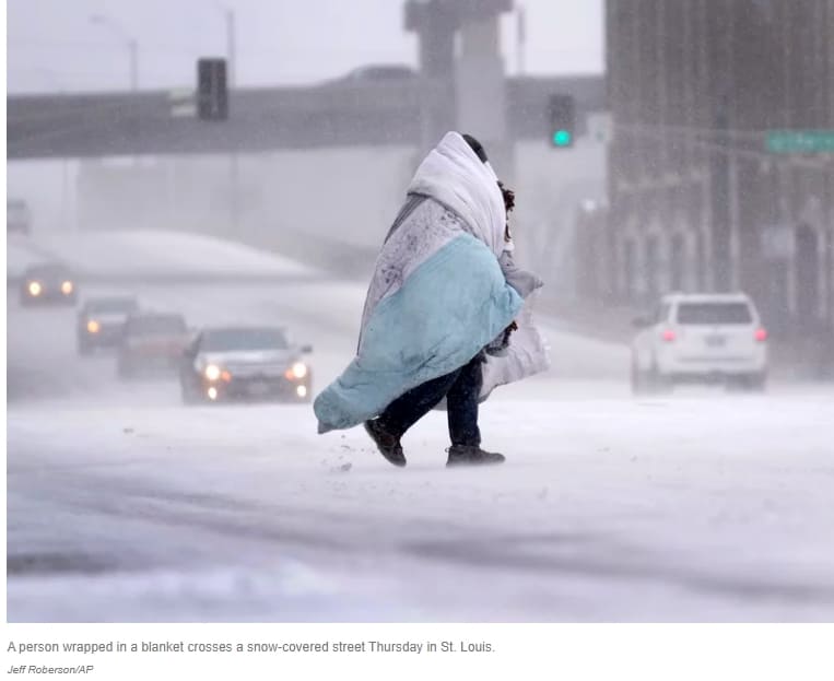 따뜻할 것이라는 예상 깨고 한파 몰아치는 세계...원인은 무엇일까 VIDEO: A massive winter storm is sweeping across the U.S.