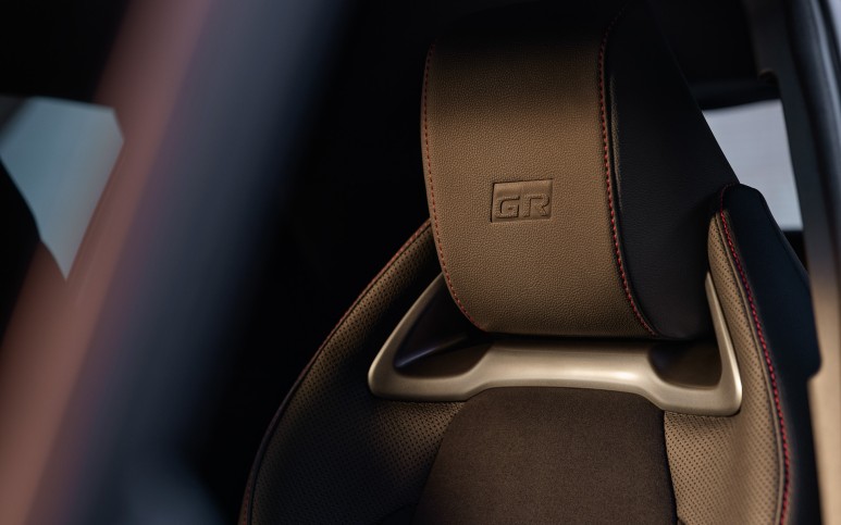 토요타 C-HR 풀체인지 하이브리드 가격 성능 연비 디자인 옵션