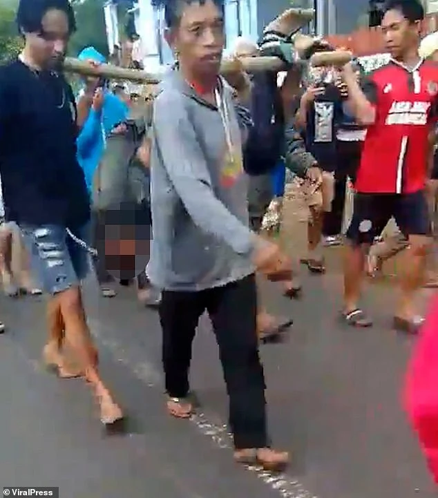 인니서 집단 보복…강간 혐의 남성, 폭행 끝에 사망 폭도들이 시신 끌고 다니며 ‘사적제재’ 자행