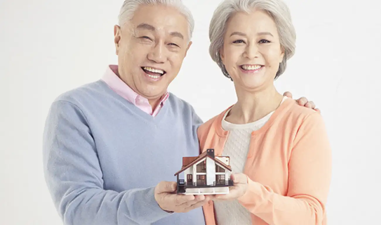 노인부부-웃으면서-손위에집-들고있는포즈