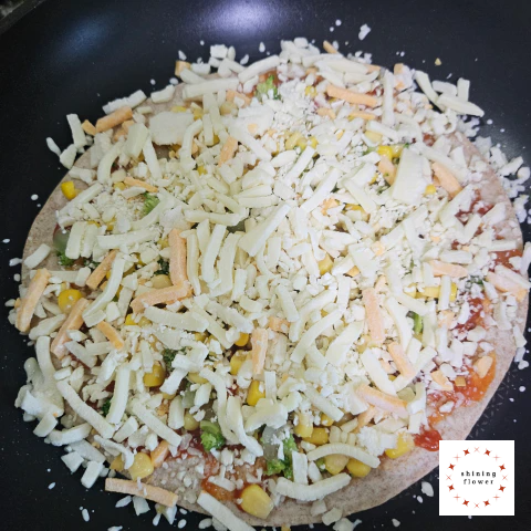 또띠아에 토마토소스-야채와 스위트콘-피자치즈 올리기