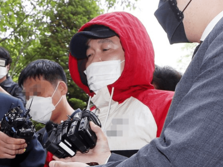 경찰에게-구속되는-마스크쓴-허민우