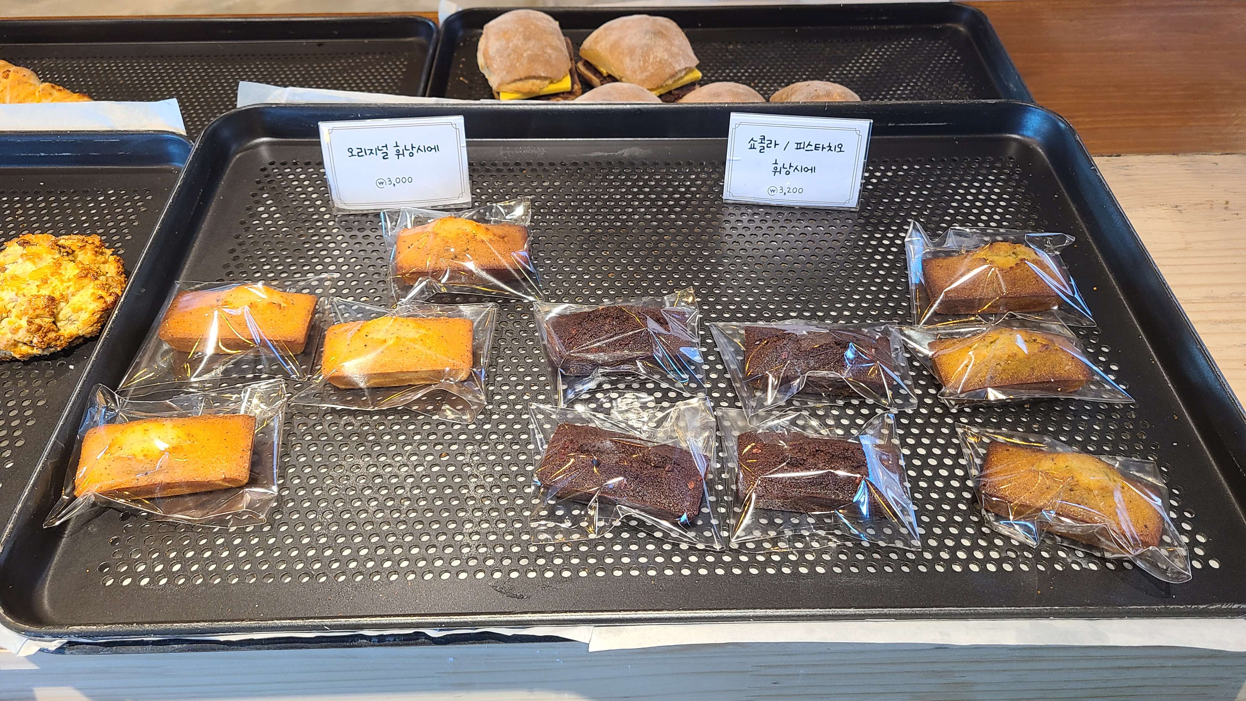 씨앤비-베이커리-카페-휘낭시에