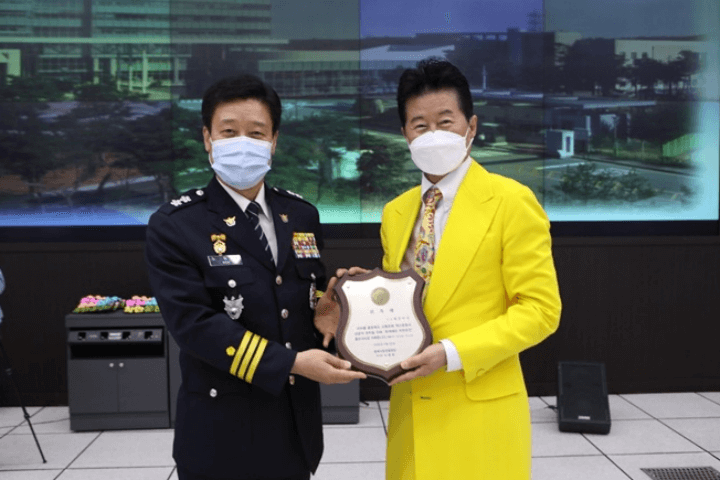 태진아-충북경찰서-착한운전홍보대사-위촉식-노란색정장