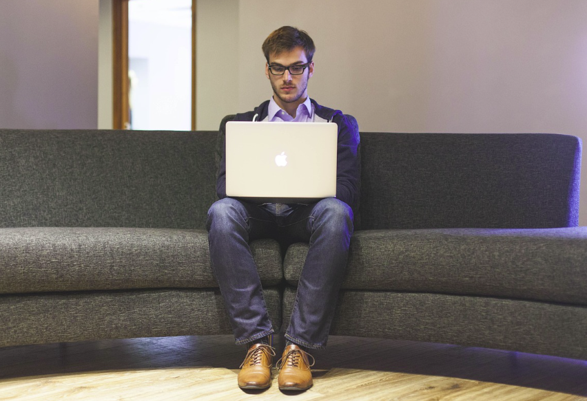 중소기업확인서 갱신을 기다리고 있는 남성2