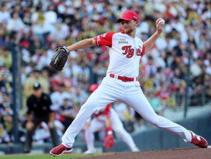 KIA 선발투수 라우어 1회 투구 모습