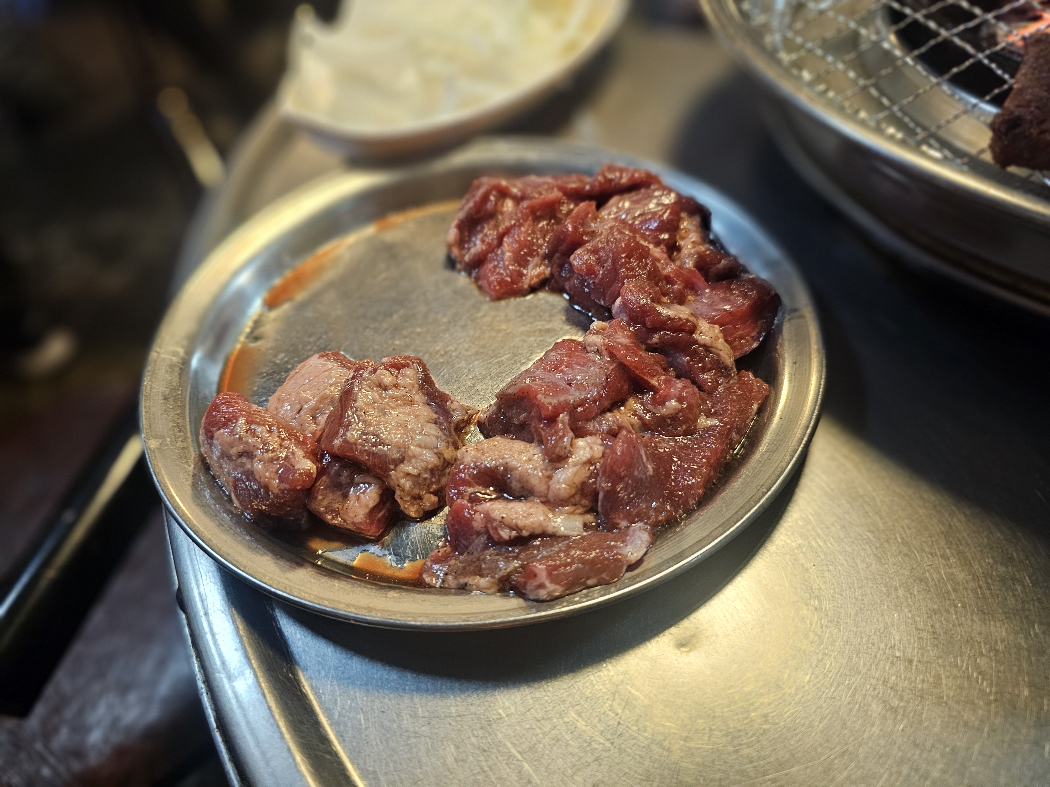 고기 올리고 찍어서 그래요. 원래는 한판 가득입니다.