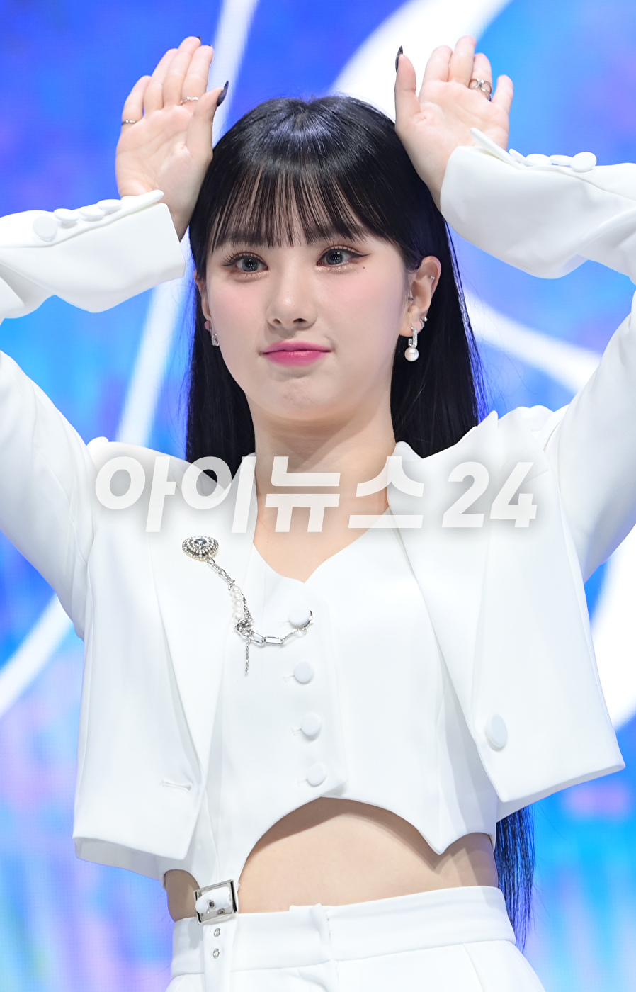 그룹 비비지 은하가 31일 오후 서울 광진구 예스24라이브홀에서 진행된 비비지(VIVIZ) 세 번째 미니앨범 '베리어스(VarioUS)' 발매 기념 쇼케이스에 참석해 포즈를 취하고 있다. [사진=정소희 기자]