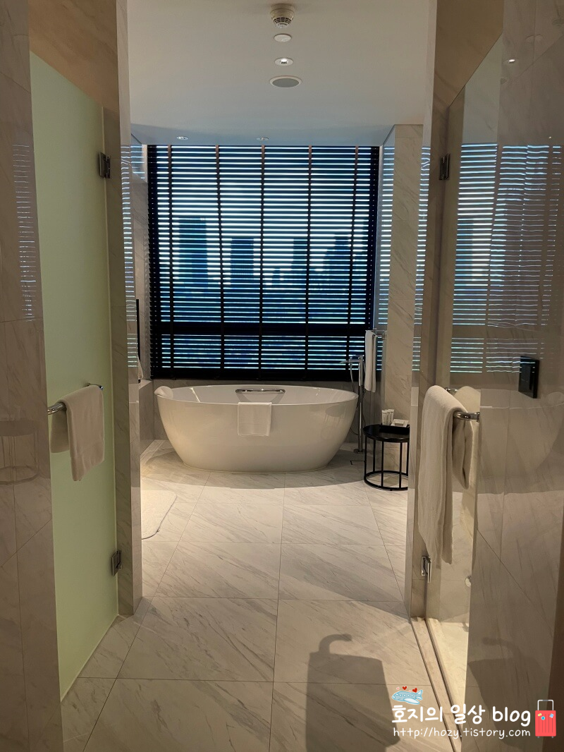 방콕 신돈켐핀스키 그랜드 이그제큐티브 스위트룸 욕실 전경