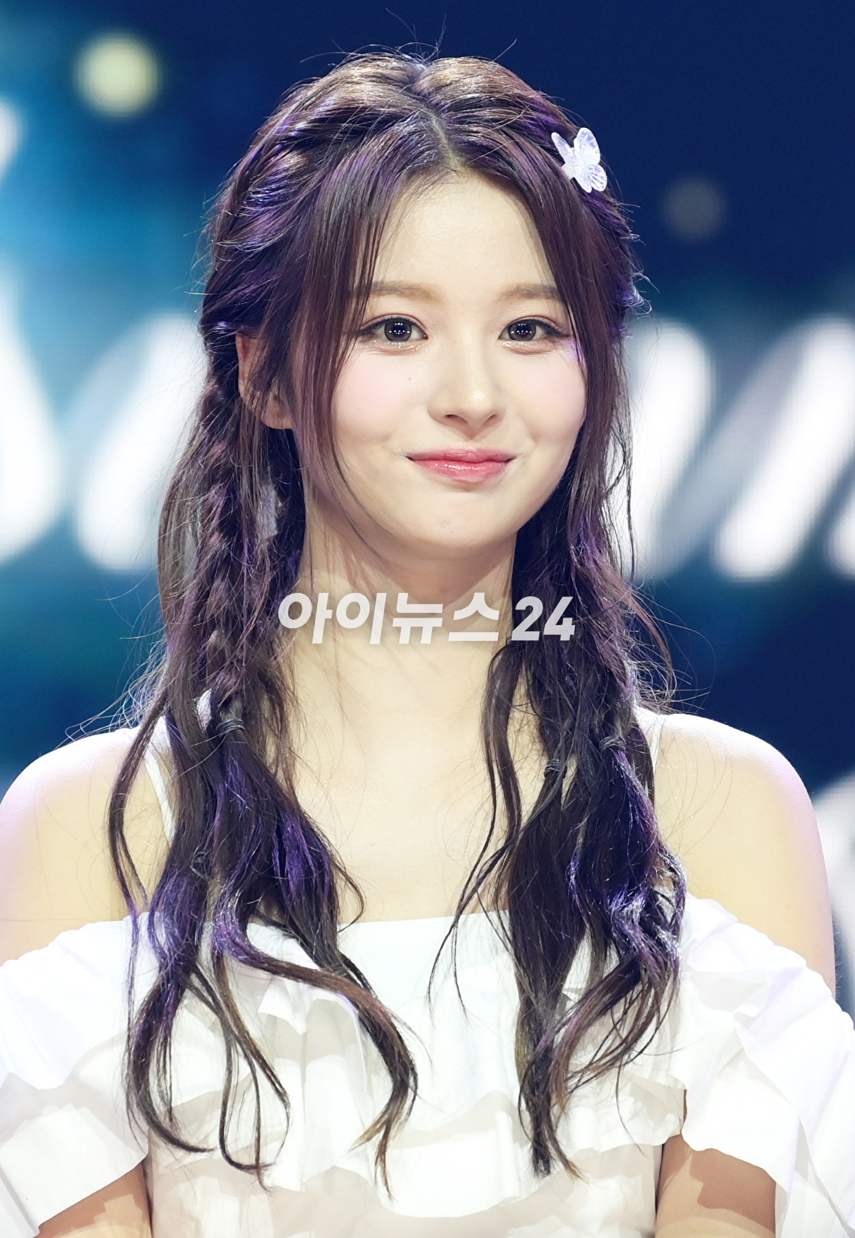 그룹 엔믹스 설윤이 11일 오후 서울 용산구 한남동 블루스퀘어에서 열린 엔믹스(NMIXX) 세 번째 싱글 앨범 '어 미드서머 엔믹스 드림'(A Midsummer NMIXX's Dream) 발매 기념 쇼케이스에서 타이틀곡 '파티 어클락' 무대를 선보이고 있다. [사진=정소희 기자]