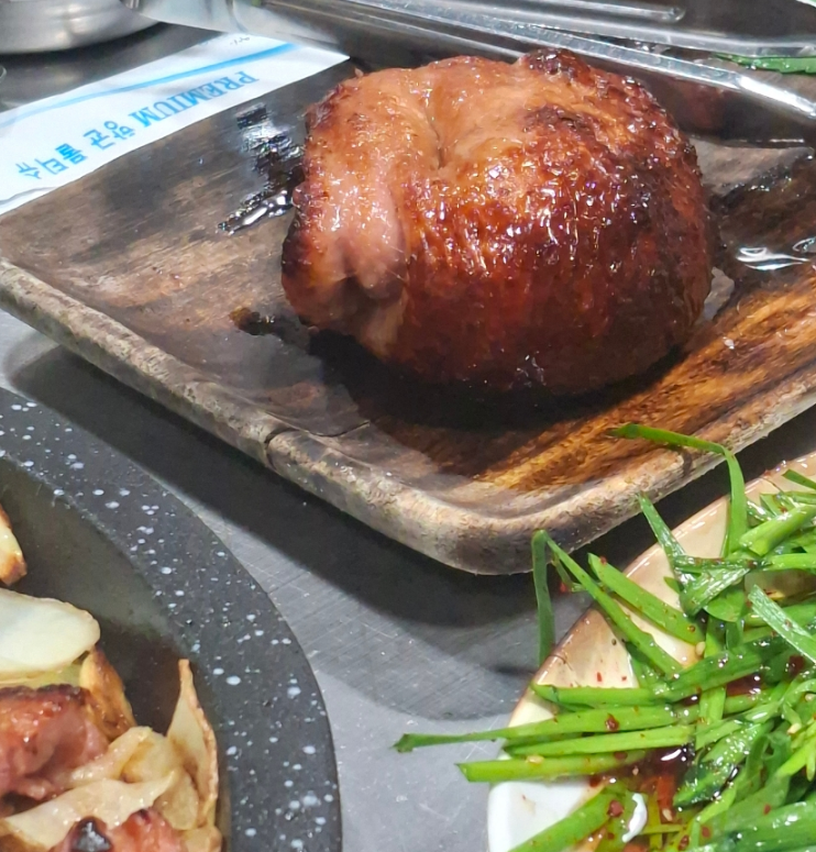 통가마에서 초벌되어 나온 윤기 나는 훈제 오리 덩어리