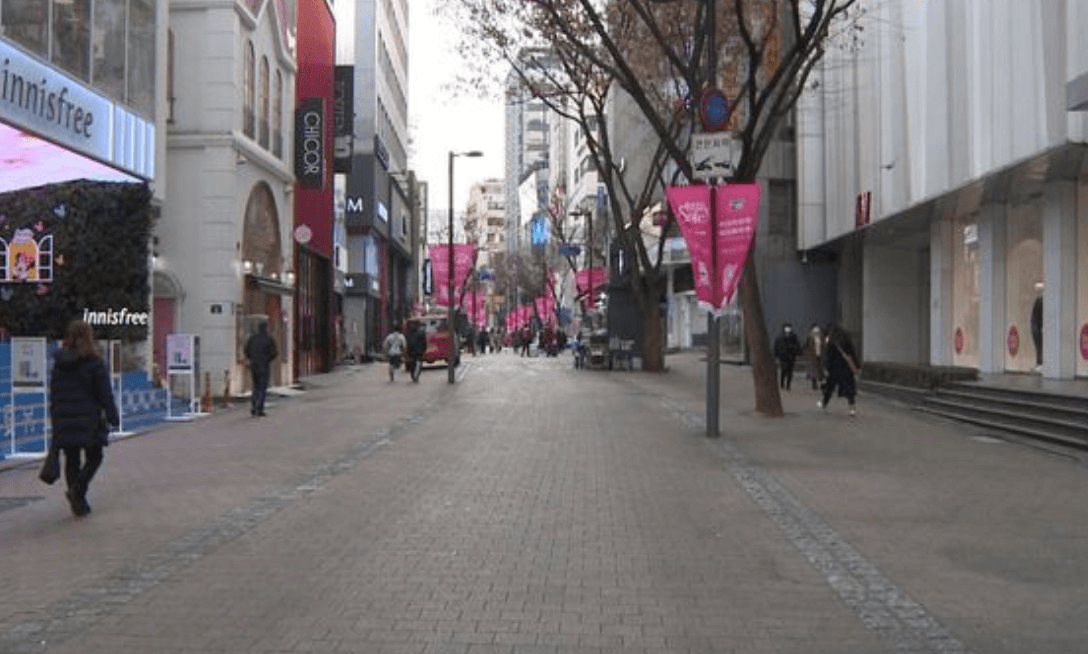 한산한 명동 거리