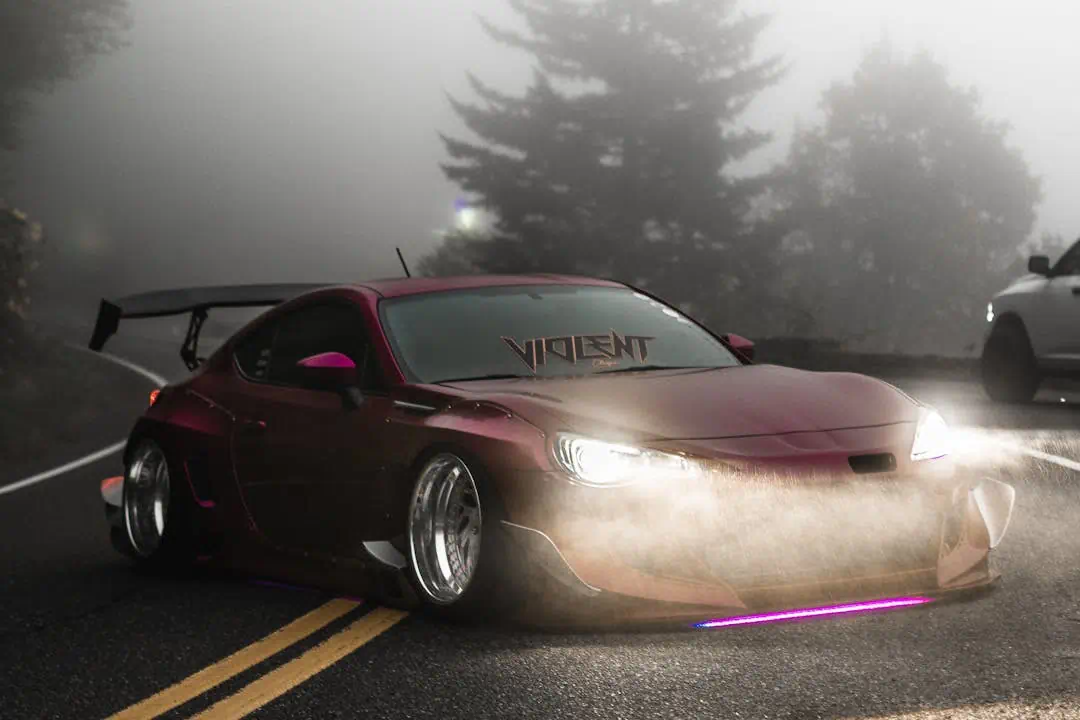 쌍라이트를 키고있는 자동차의 모습