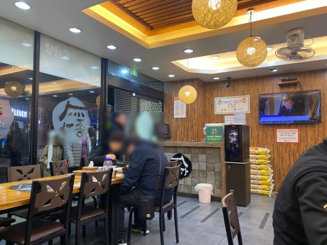 새벽 시간 연산동 24시간 국밥맛집 종가돼지국밥 내부 모습, 혼밥 손님과 해장술 즐기는 사람들로 붐비는 분위기