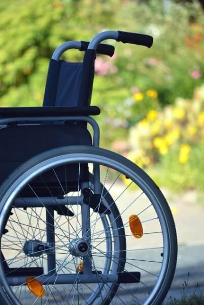 야외에 있는 휠체어