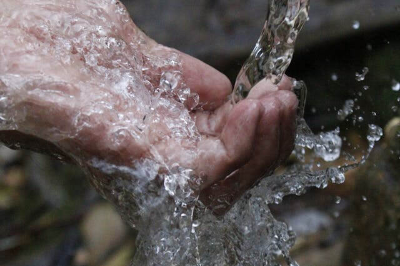 손 바닥에 내려온 물