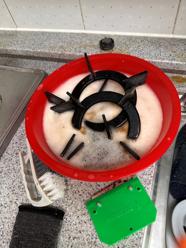 가스버너 부품을 약품에 담궈 놓았습니다.