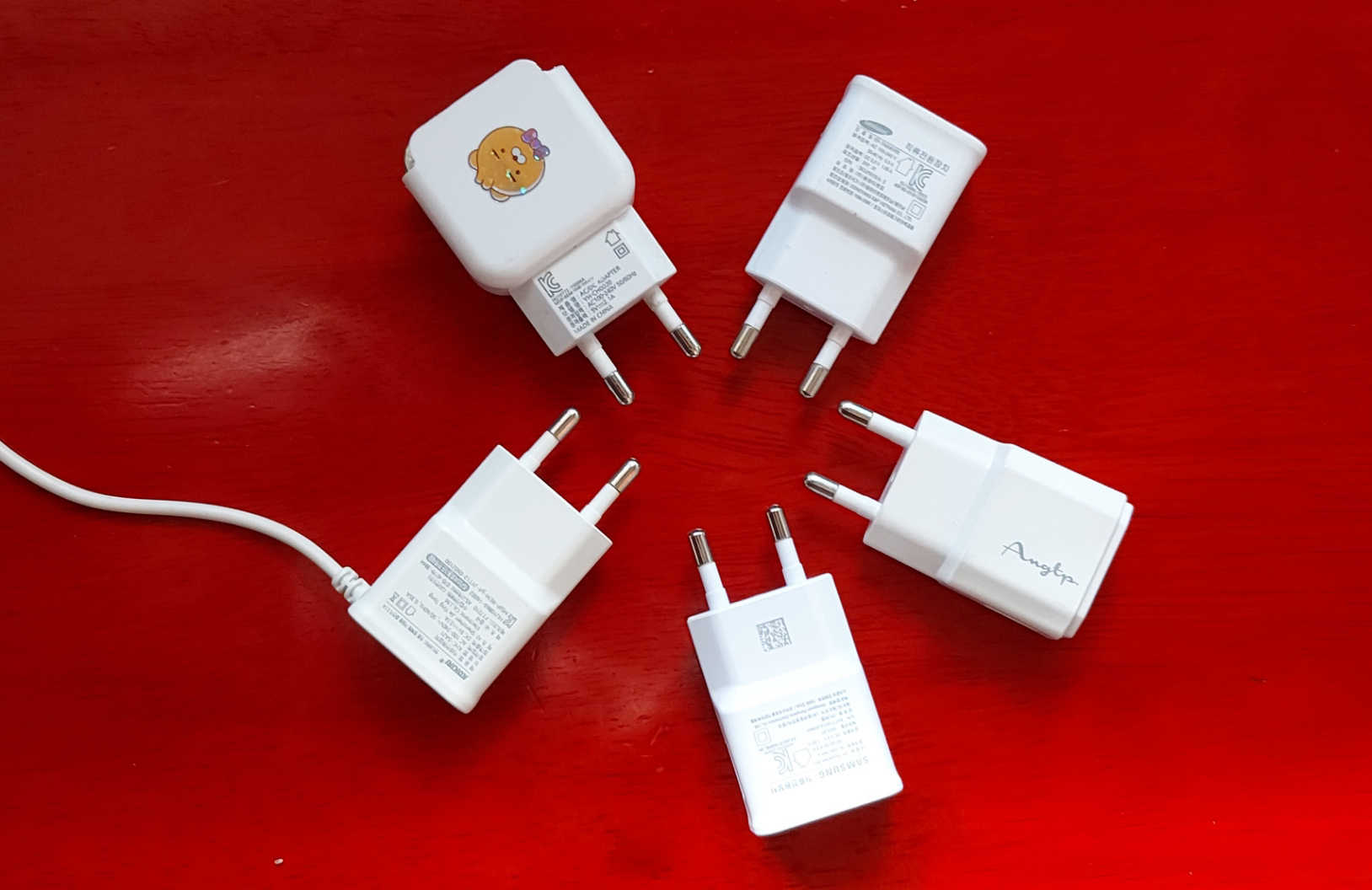 다양한 휴대폰 충전기 중에서 고속 충전기 고르는 방법