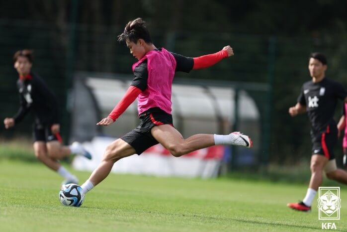 파주NFC에서-축구-국가대표-선수가-힘차게-공을-차고있는-사진