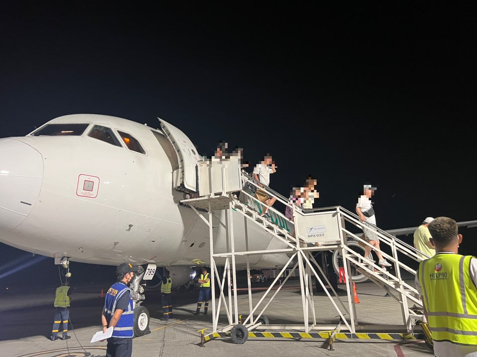 비행기에서-내리는모습