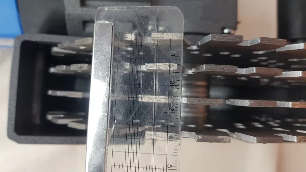 홈파기 4날을 폭 43mm 측정 사진.