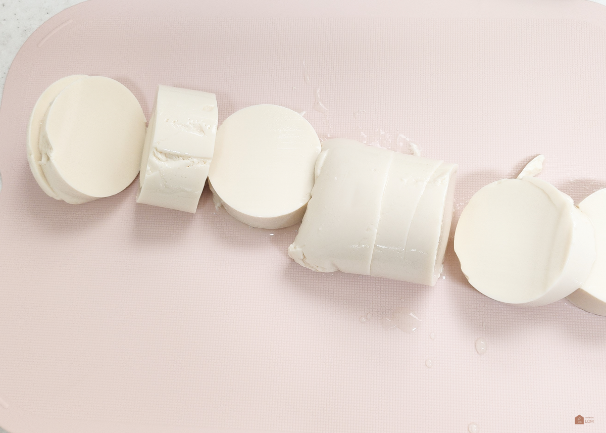 순두부를-적당한크기로-자른다