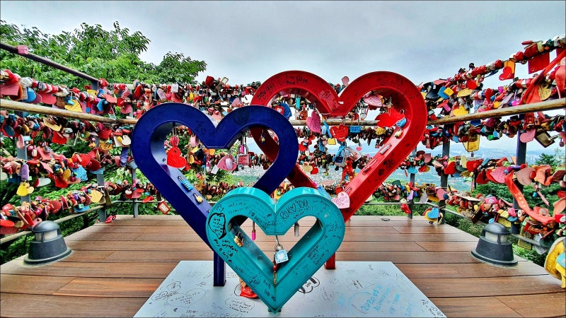 남산타워(N서울타워)-사랑의자물쇠앞-포토스팟