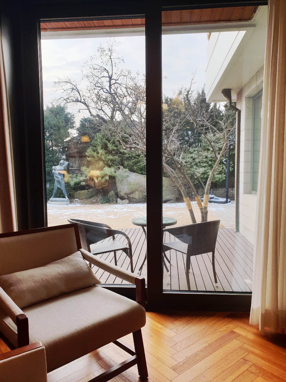 창 밖으로 보이는 아침 풍경