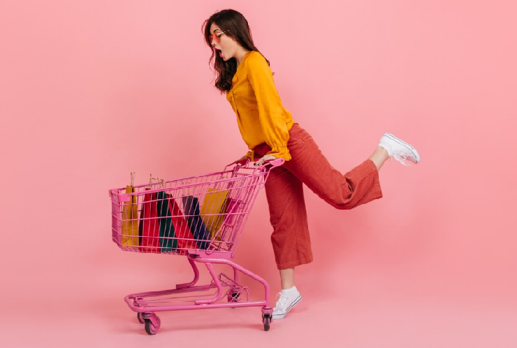 마트카트를 타고있는 여성