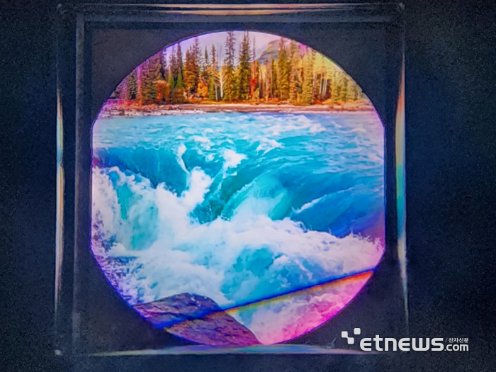 삼성디스플레이가 지난해 'K-디스플레이 전시회'에서 공개한 1.3인치 화이트(W) 올레도스. 1.3인치에 4K(3552×3840) 해상도를 구현했다.