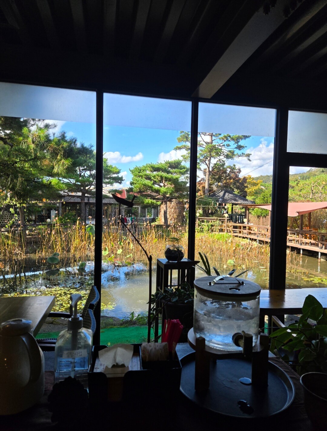 오롯이,꽃 카페 내부에서 바라본 정원뷰