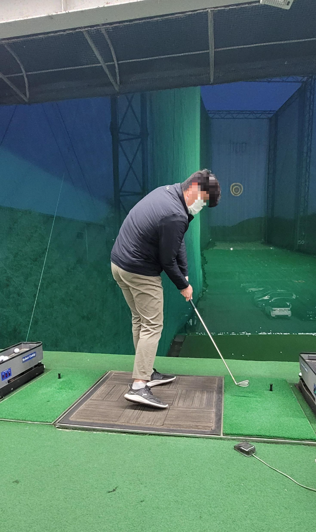 몸 앞쪽 카메라 각도로 찍은 골프 측면 스윙 사진