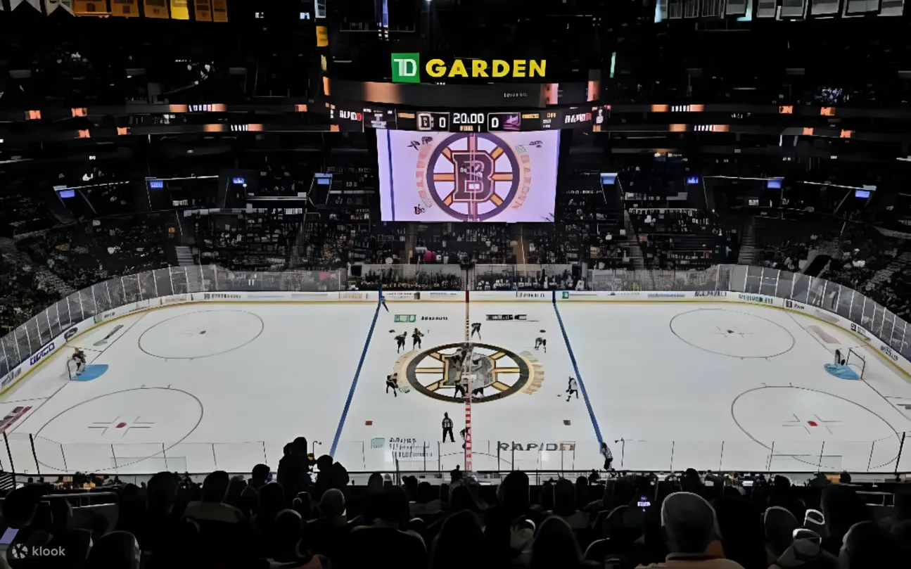 보스턴 TD 가든 브루인스 NHL 아이스하키 경기장 전광판 및 관중석 전경