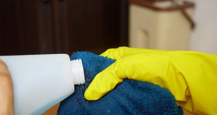 타일 바닥의 녹 얼룩을 제거한다