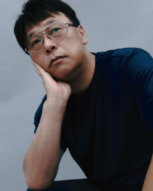 박경수 작가가 '돌풍'으로 전하고자 하는 메시지와 함께 설경구, 김희애의 연기에 존경을 표했다. [사진=넷플릭스]