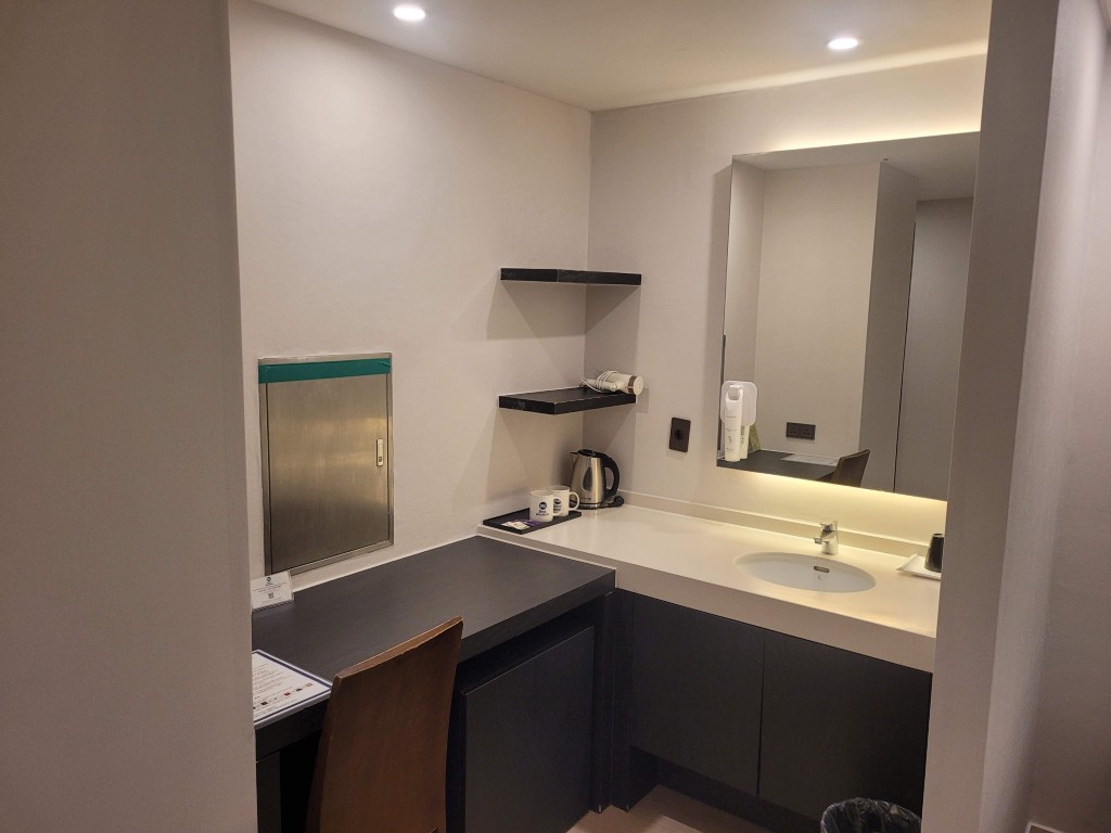 베스트웨스턴 제주 호텔 객실 세면대 및 데스크 공간