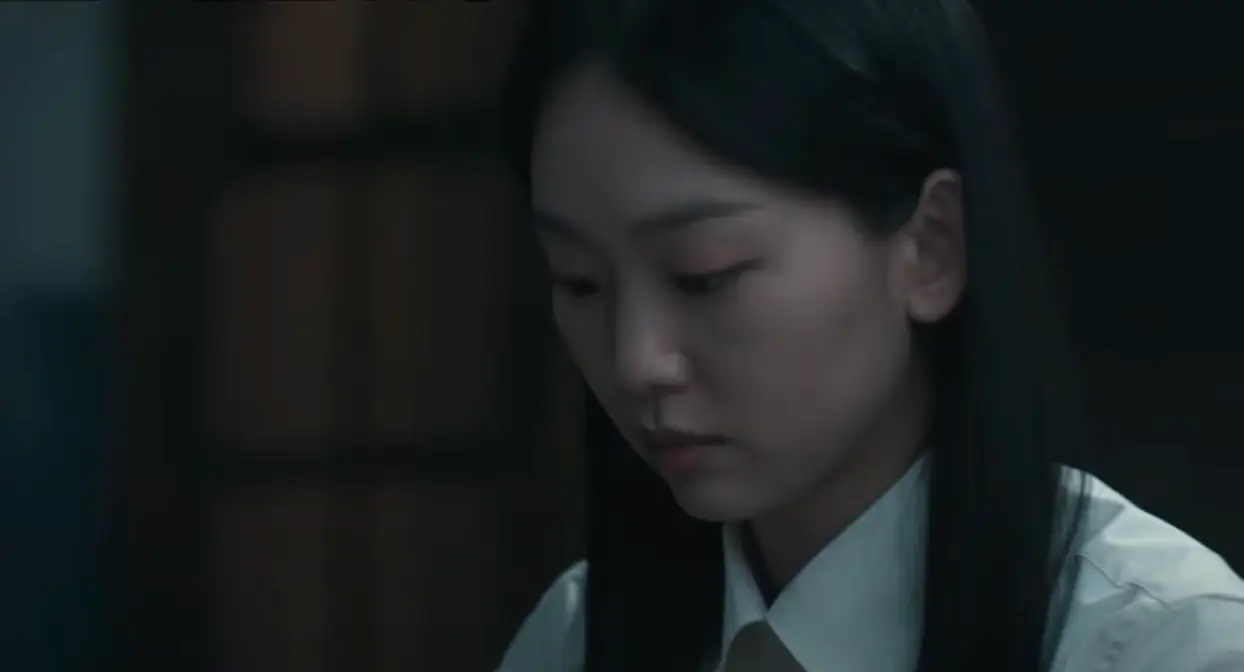 어두운 실내 아래를 진지하게 바라보는 진기주