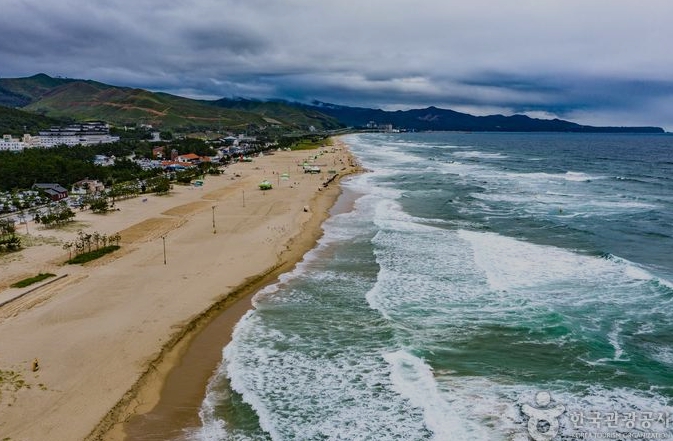 망상해수욕장-모래사장과-파도
