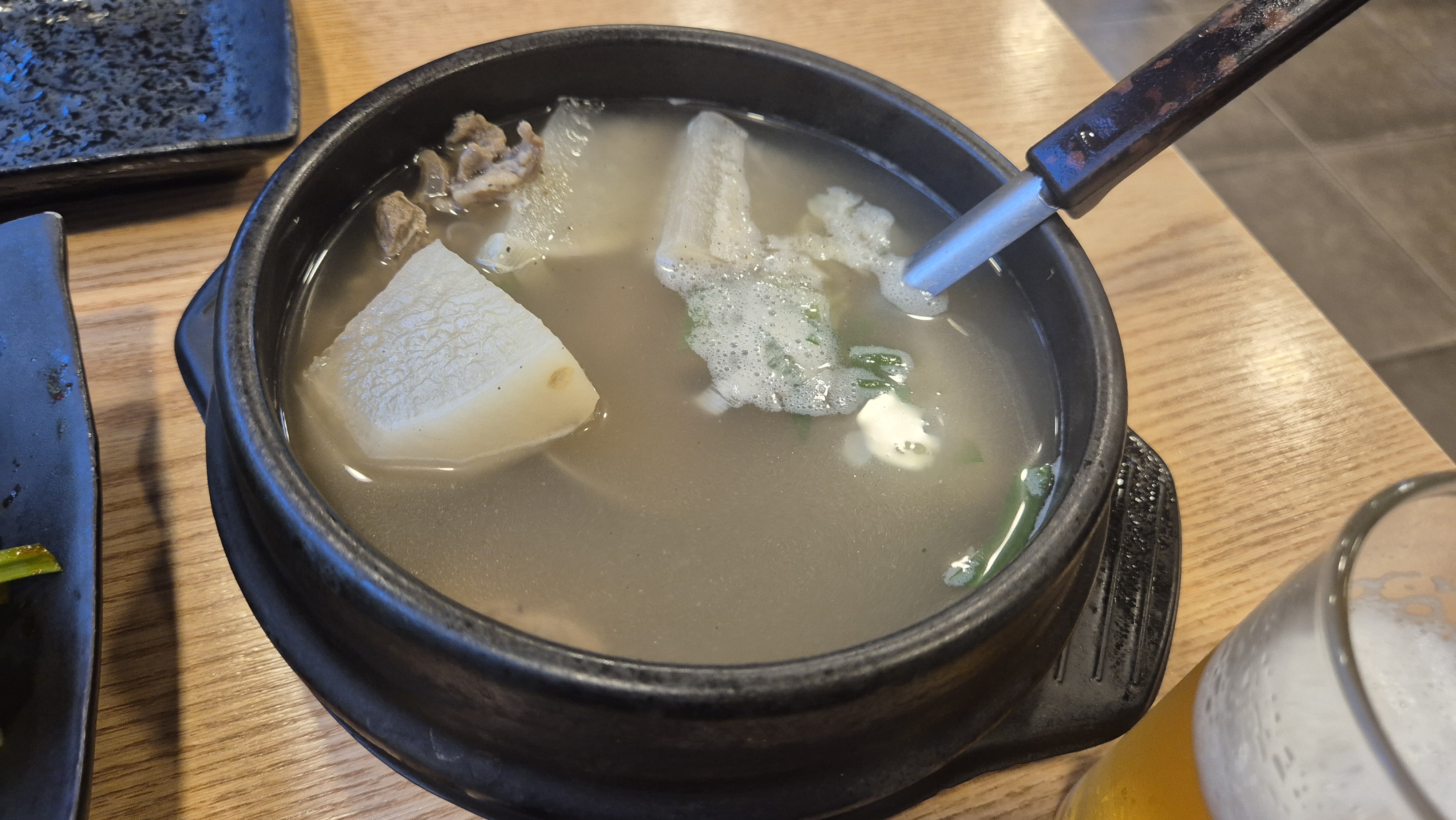 더존육회'에서 제공된 육사시미와 양념육회, 국물 포함 세트