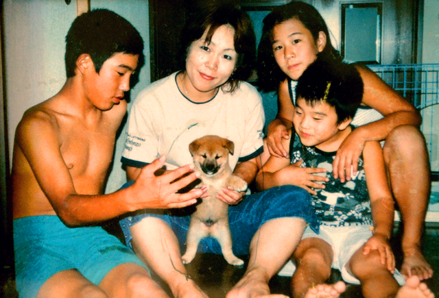 애견「재키」를 둘러싼(왼쪽부터) 카토 유키군, 리요씨, 리나씨, 마사오군=아마미씨 제공