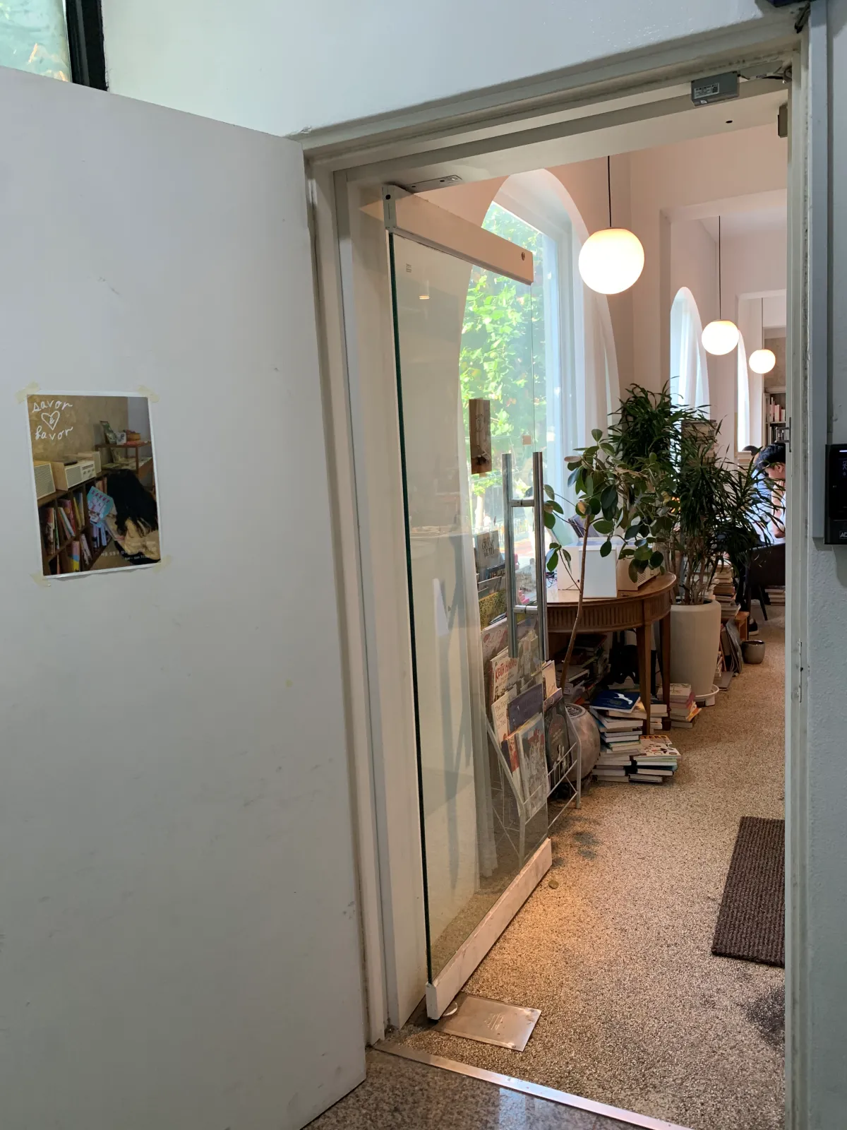 북카페-입구-열려있는-문