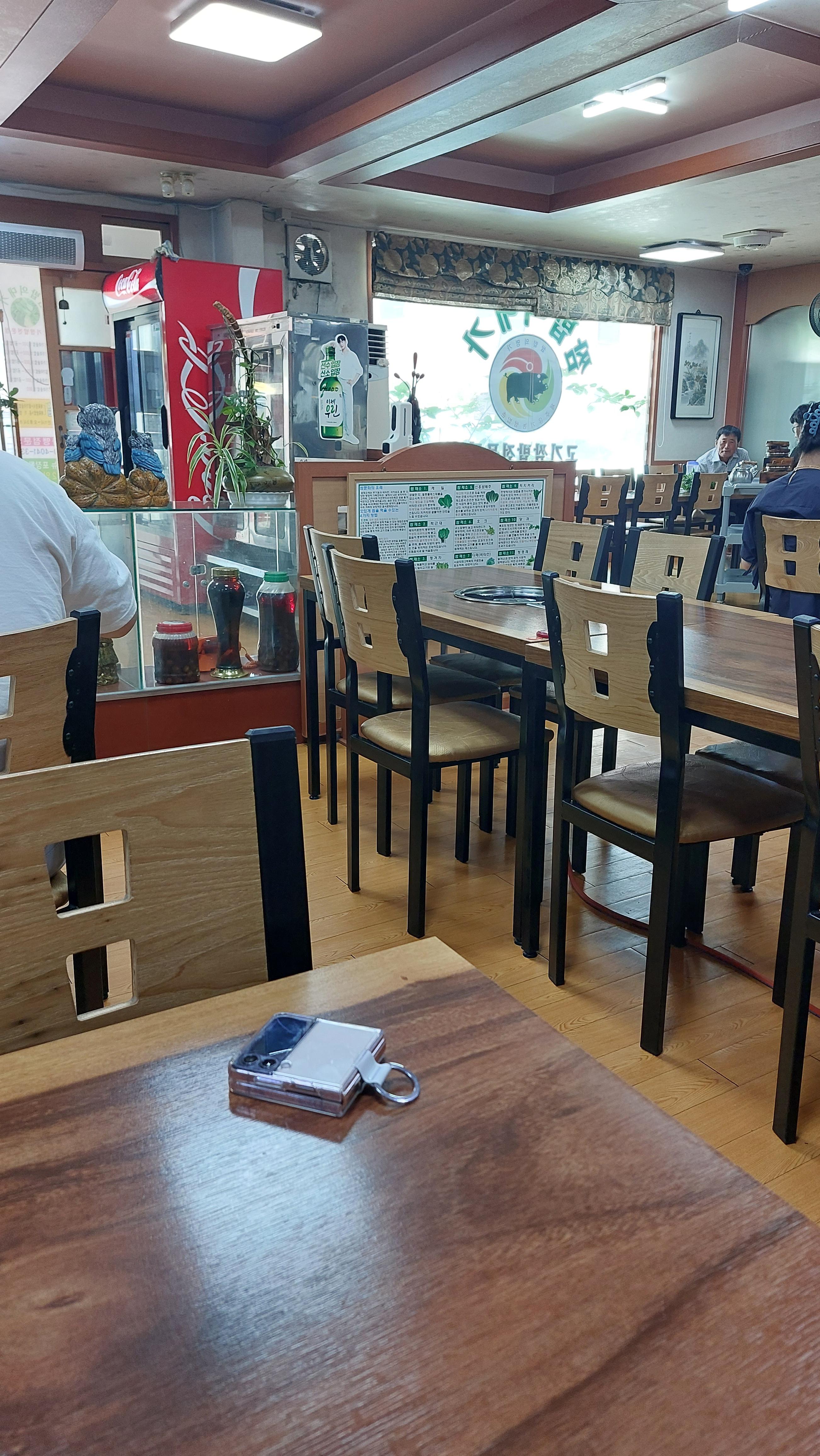 원내동 쌈밥 제주유기농쌈밥촌 매장은 넓습니다.