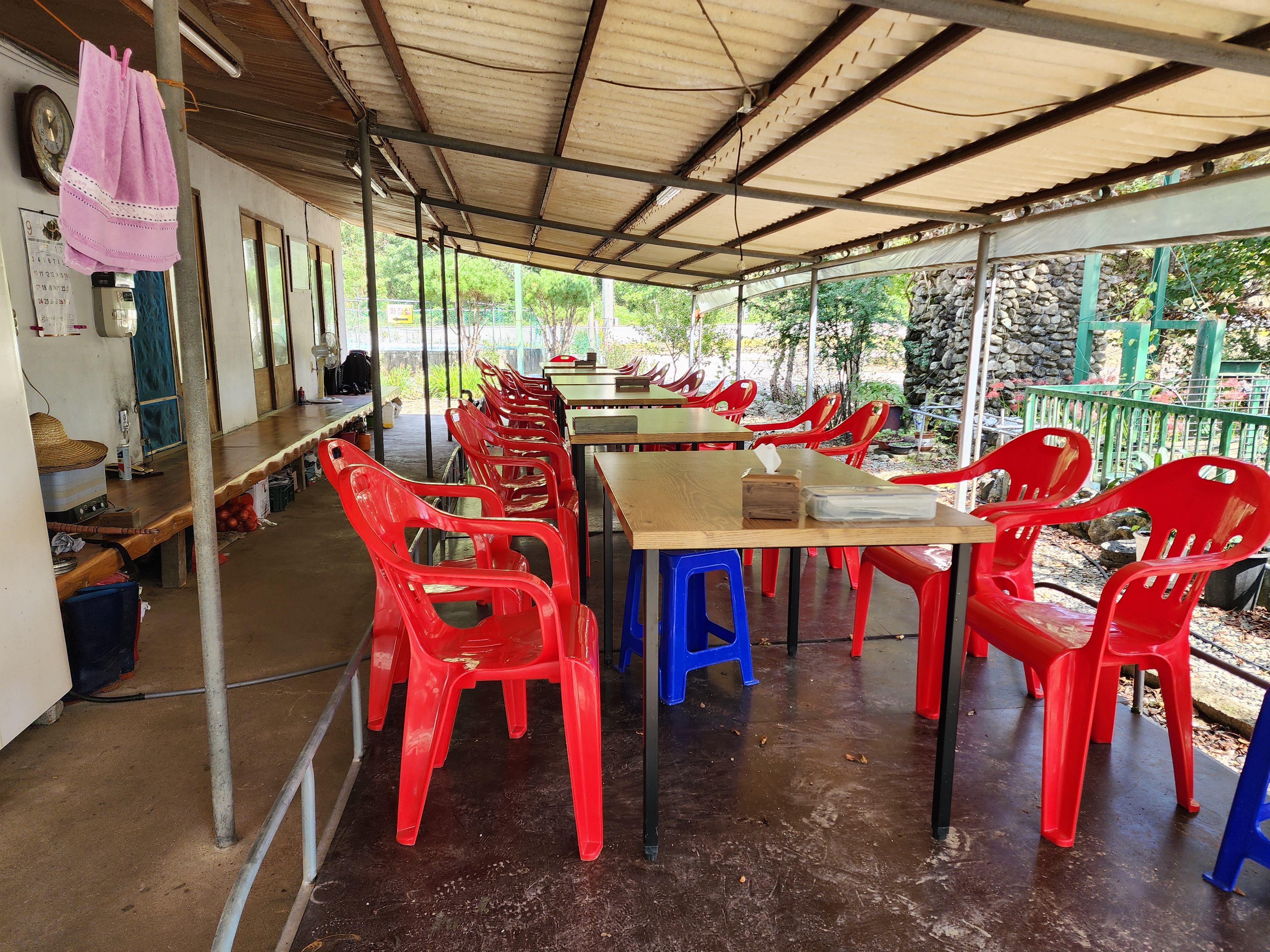 월산 송어횟집 야외 테이블