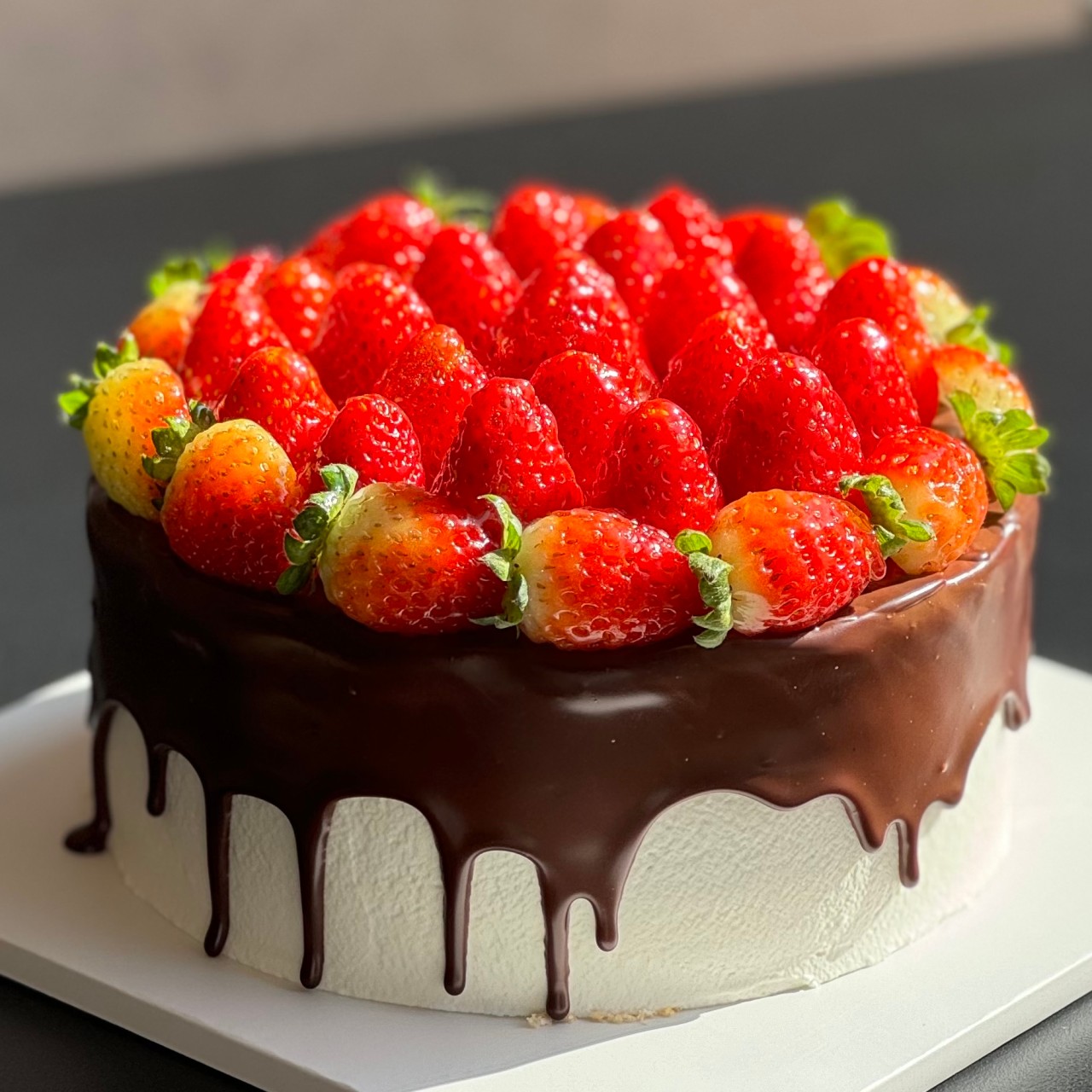 성수동 딸기케이크 성지 ‘스노우베리’ – 진짜 딸기를 ‘때려 넣은’ 케이크 맛집!