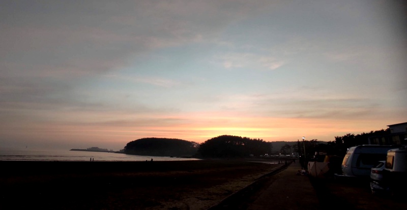 바다와 캠핑카들