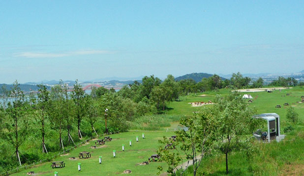 서울 노을캠핑장. 서울 마포구 하늘공원로 108-1 (상암동)