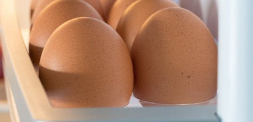 냉장고 안에 계란을 보관하는 모습