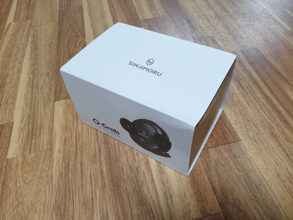 흰색 신지모루 오그랩 제품 박스, 로고와 제품 이미지가 인쇄된 모습