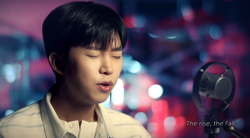 노래 &quot;천국보다 아름다운&quot;을 부르는 가수 임영웅의 모습