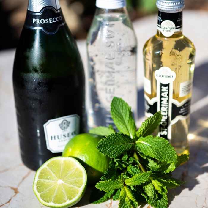 후고 스프리츠 재료 - 프로세코, 엘더플라워 시럽, 신선한 민트와 라임